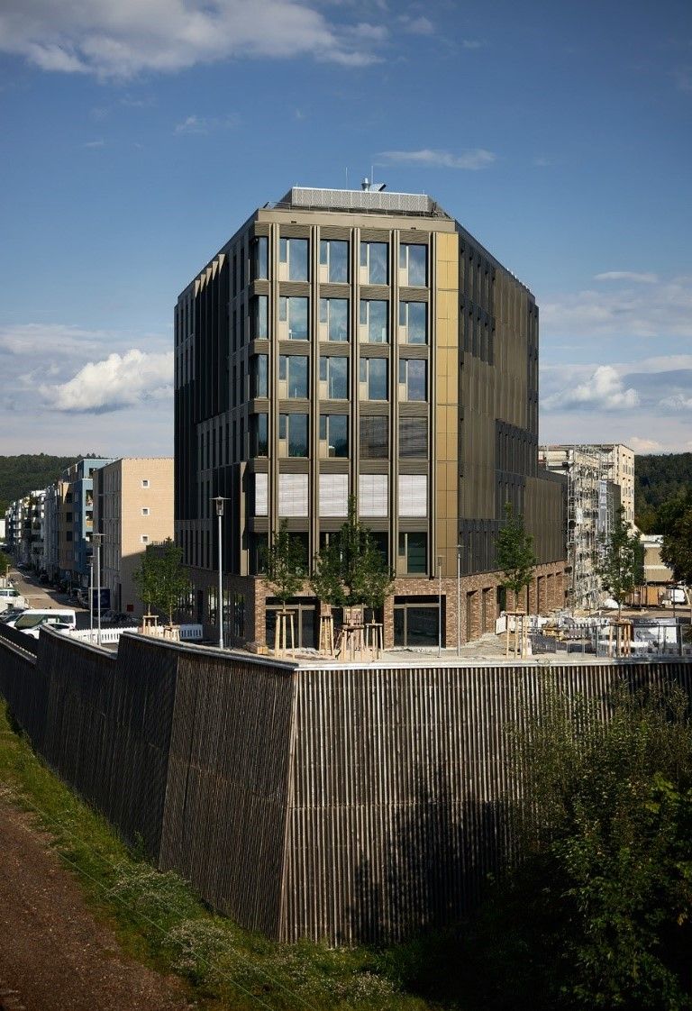 Das Foto zeigt die  Frontansicht des Wohnquartiers „Westspitze“ in Tübingen. 