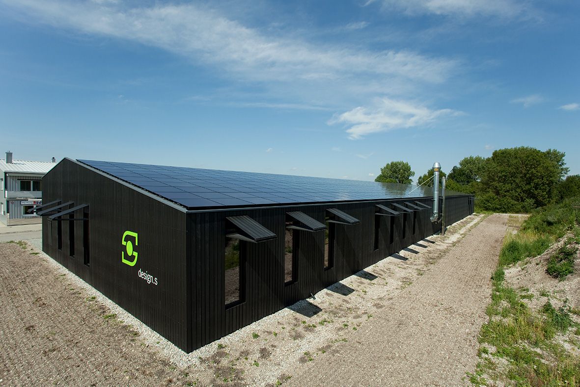 Die Abbildung zeigt Photovoltaikmodule auf dem Satteldach der  Halle Design S in Pullingen.
