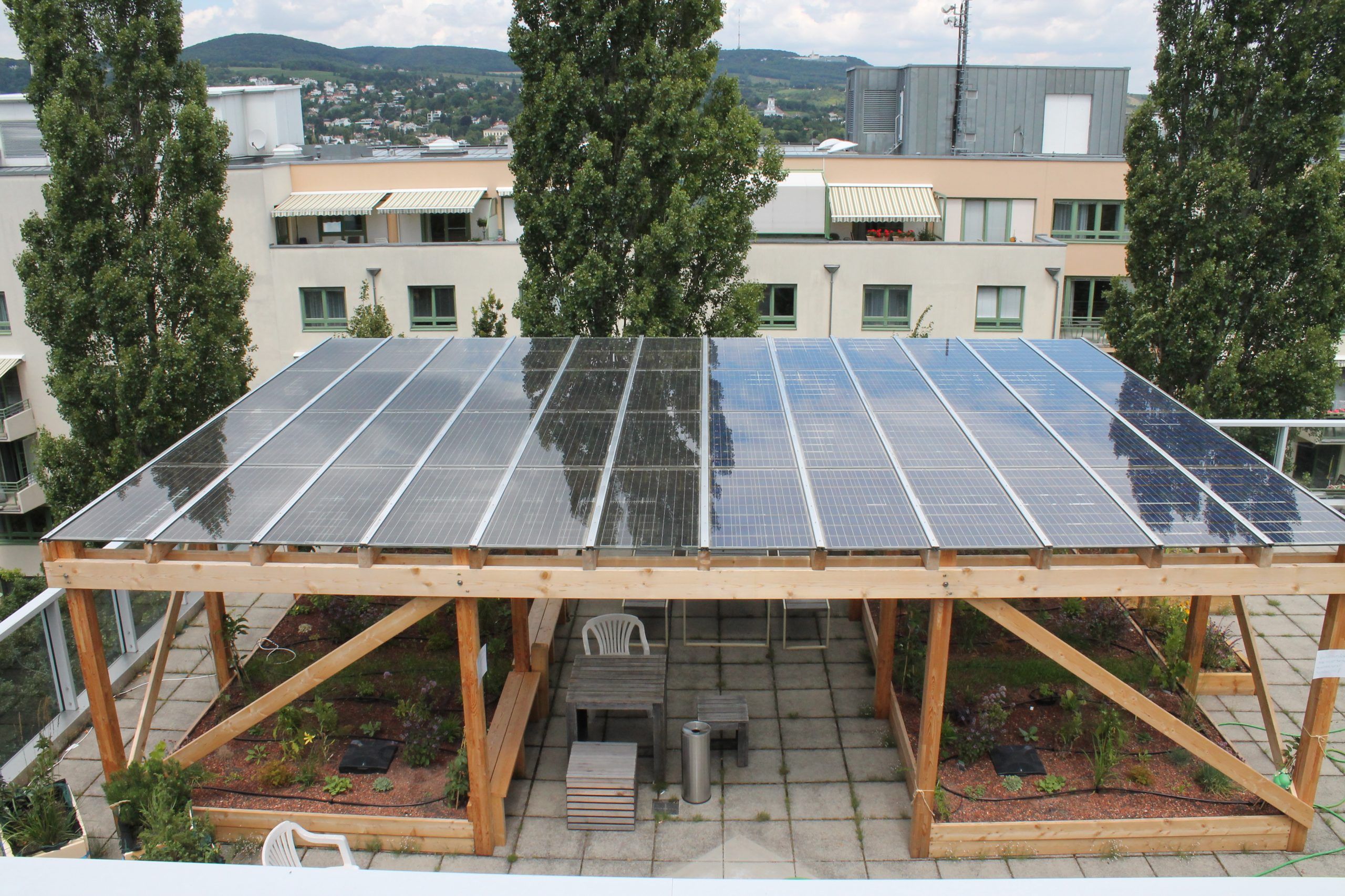 Das Foto zeigt die aufgeständerten Photovoltaikmodule und deren Konstruktion auf einem Hausdach.