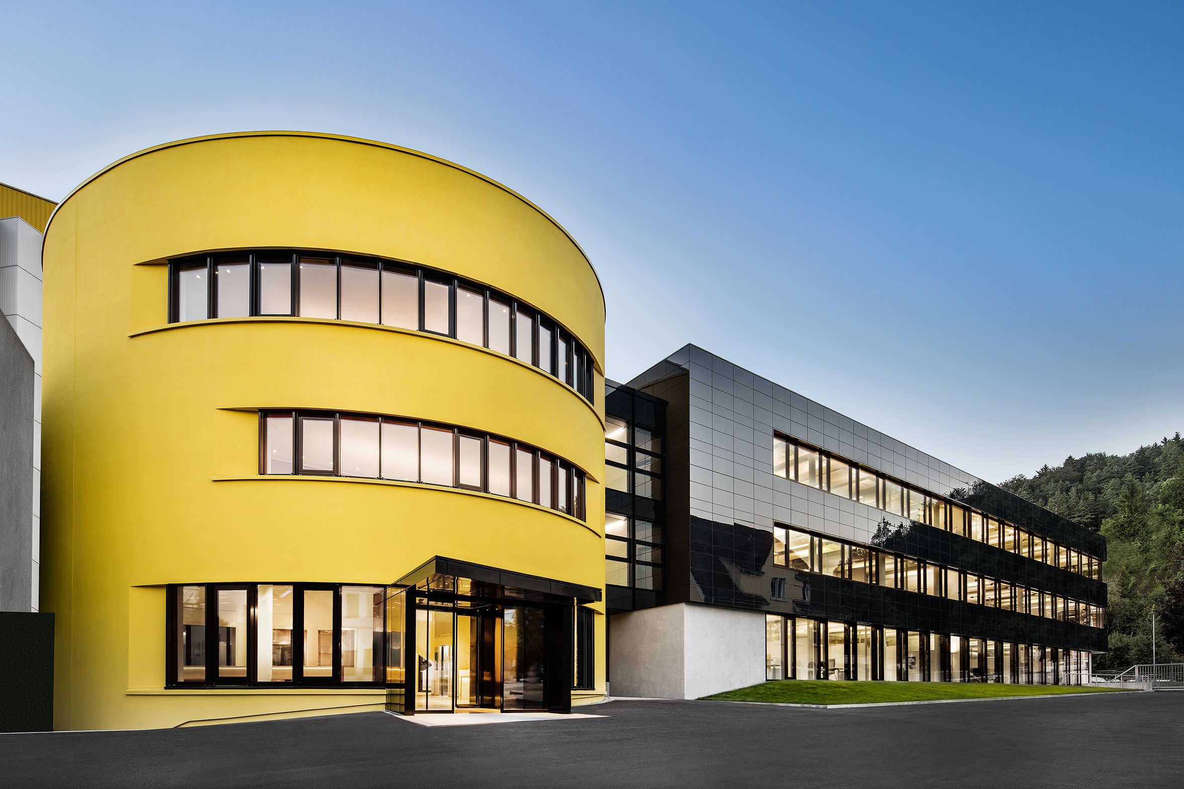 Die Abbildung zeigt das mit Photovoltaikmodulen ausgestattete Bürogebäude der Sto AG in Stühlingen.