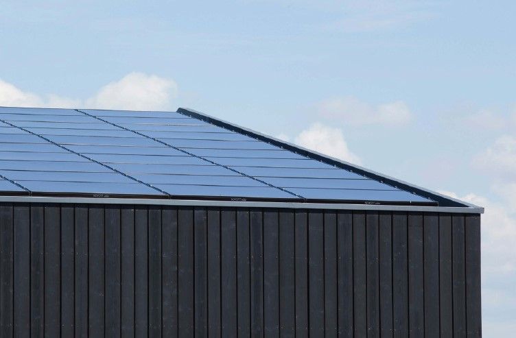 Die Abbildung zeigt Details der Photovoltaikmodule auf dem Satteldach der  Halle Design S in Pullingen.