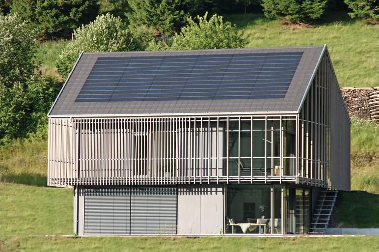 Die Abbildung zeigt eine Photovoltaikanlage, die in das Satteldach eines Einfamilienhauses integriert ist.
