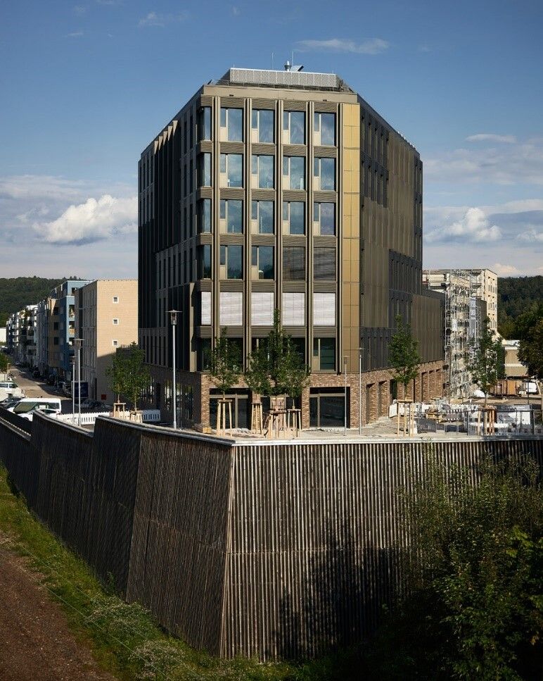 Die Abbildung zeigt das Bürogebäude Westspitze in Tübingen.